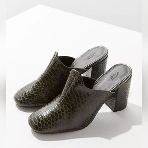 Urban Outfitters Green Crocodile Mule Clog sz 10, EUC